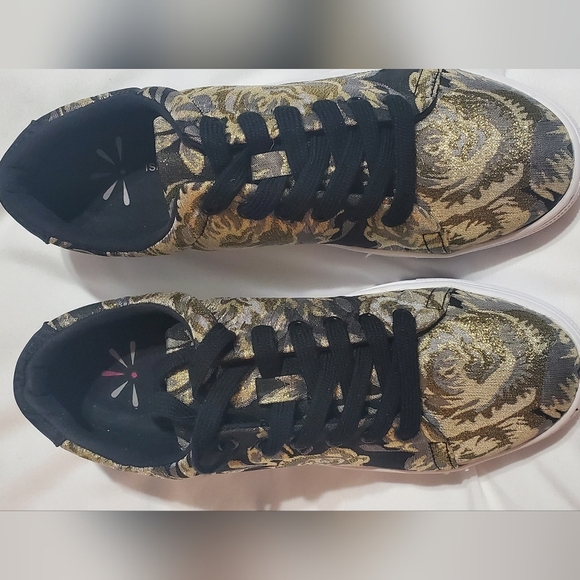 Isaac Mizrahi Black And Gold Sneakers. Eye Catching Design. - Picture 3 of 5